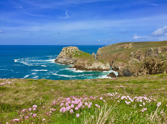 Die Pointe du Van mit der Chapelle de Saint They, Cap Sizun, Bretagne