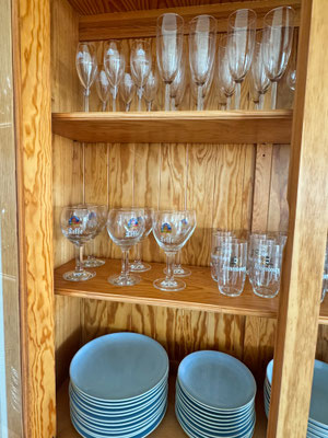 Ein Blick in den Gläserschrank, Ferienhaus Tal Ar Mor in Plouhinec