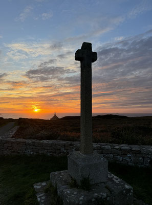 Pointe du Van, Cap Sizun, am Abend, Sonnenuntergang über der Chapelle de Saint They