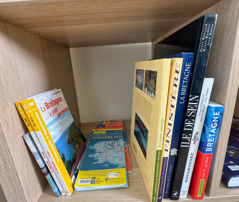 Umfangreiche Bretagnebibliothek im Lesezimmer von Ferienhaus Tal Ar Mor in Plouhinec