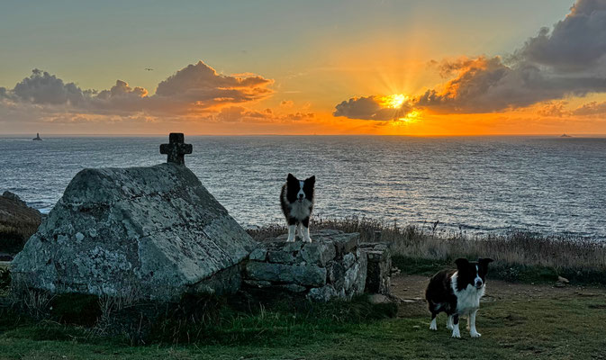 Pointe du Van, Cap Sizun, am Abend, Sonnenuntergang über der Chapelle de Saint They