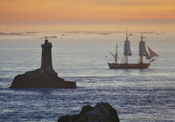 Historischer Segler im Raz de Sein vor der Pointe du Raz,  Hermione, Leuchturm La Vieille im Vordergrund, hinten Île de Sein