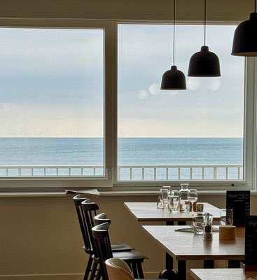 Restaurant im Hotel Ty Ys in Audierne, Gastraum und Meerblick