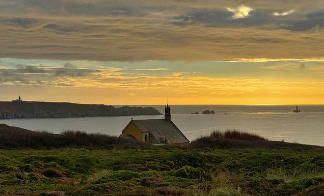 Pointe du Van, Cap Sizun, am Abend, Sonnenuntergang über der Chapelle de Saint They