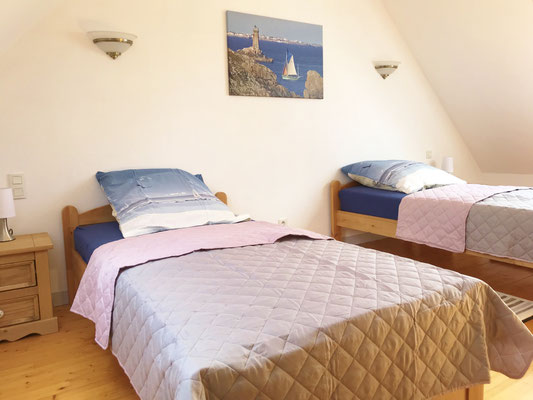 Schlafzimmer mit zwei Einzelbetten und zwei Kleiderschränken, Ferienhaus Ker Armor, Plouhinec