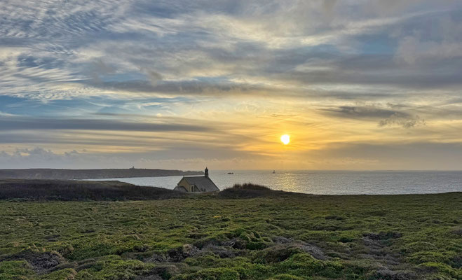Pointe du Van, Cap Sizun, am Abend, Sonnenuntergang über der Chapelle de Saint They