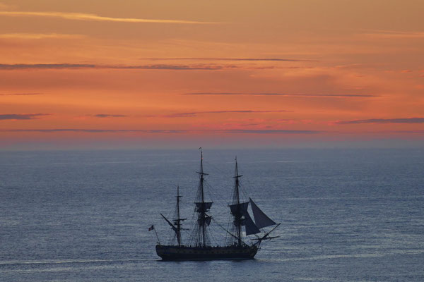 Historischer Segler im Raz de Sein vor der Pointe du Raz,  Hermione, Sonnenuntergang