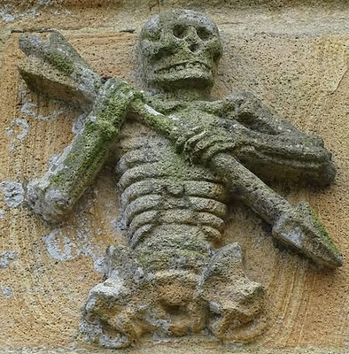 Ankou, der Knochenmann,  auf einer Kirche des Finistère