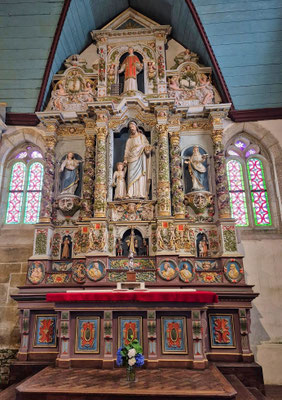 Guimiliau, Kirche innen, Altar
