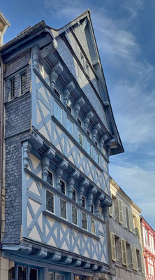 Quimper, alte Fachwerkhäuser, Schnitzereien, Figuren, Bretagne, Cornouaille
