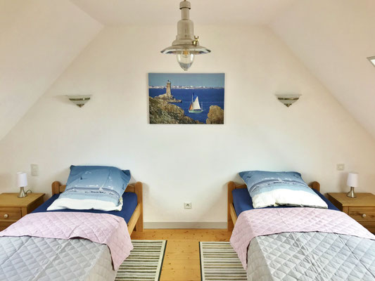 Schlafzimmer mit zwei Einzelbetten und zwei Kleiderschränken, Ferienhaus Ker Armor, Plouhinec