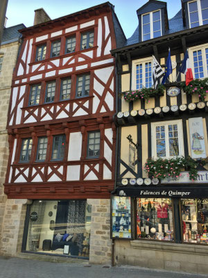 Quimper, alte Fachwerkhäuser, Schnitzereien, Figuren, Bretagne, Cornouaille