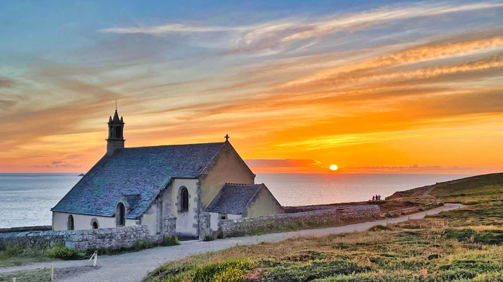 Pointe du Van, Cap Sizun, am Abend, Sonnenuntergang über der Chapelle de Saint They