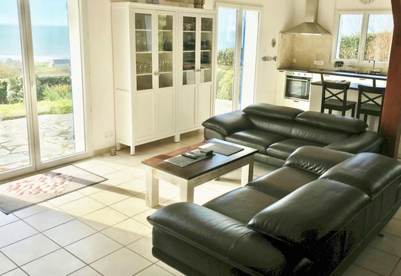 Ferienhaus Ker Armor, Plouhinec, Wohnbereich mit Ledersofas