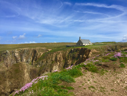 Die Pointe du Van mit der Chapelle de Saint They, Cap Sizun, Bretagne