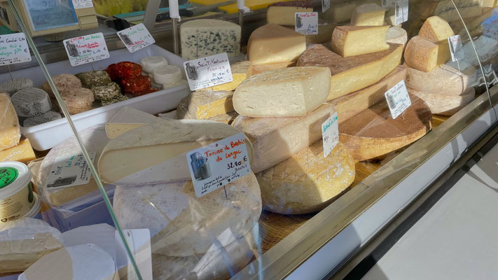 Markt in Audierne, Cap Sizun, Käse