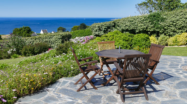 Die Terrasse von Ferienhaus Ker Armor mit Teak Möbeln