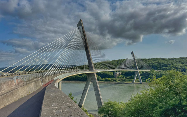 Landévennec, Brücke von Térénez,  Blick auf die Aulne, Schrägseilbrücke
