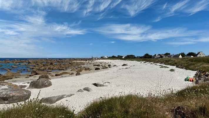 Weißer Sandstrand Plage de Porspol bei Brignogan-Plages mit Blick auf den Phare de Pontusval