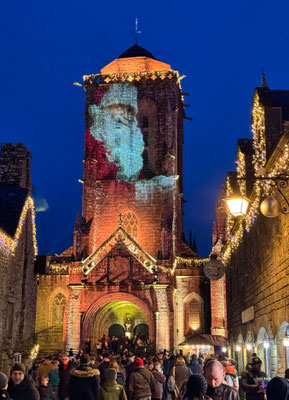 Weihnachtsbeleuchtung und Weihnachtsmarkt in Locronan, Finistère