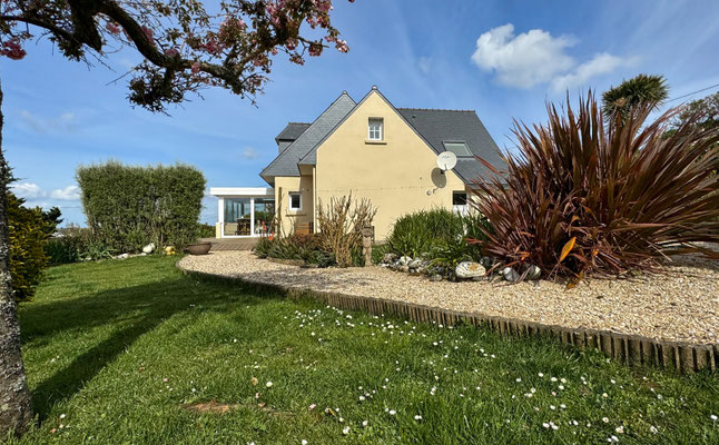 Blick vom hinteren Garten auf das Ferienhaus Tal Ar Mor in der Bretagne. Genießen Sie die Bucht von Audierne.