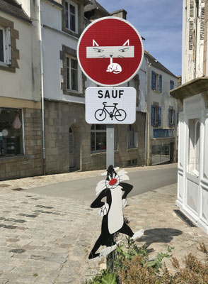 Strassenschilder am Cap Sizun, Clet Abraham, Künstler