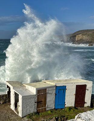 Sturm in der Bretagne, Pors Loubous, Wellen brechen sich am Cap Sizun