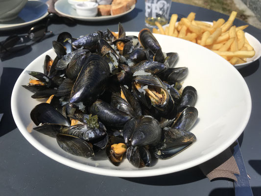 Au Pilleur d'Épaves, Speisen auf der Terrasse, Moules Frites