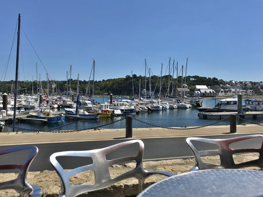 Audierne, Cap Sizun, Hafen und Kai, Café