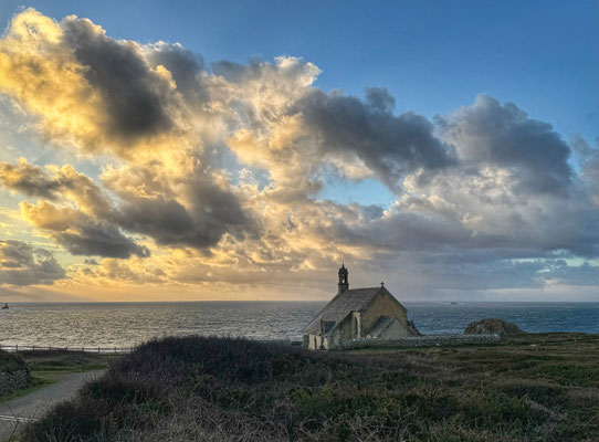 Pointe du Van, Cap Sizun, am Abend, Sonnenuntergang über der Chapelle de Saint They