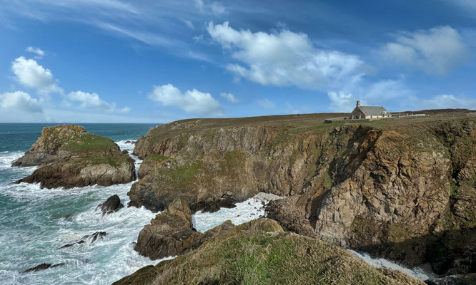 Die Pointe du Van mit der Chapelle de Saint They, Cap Sizun, Bretagne