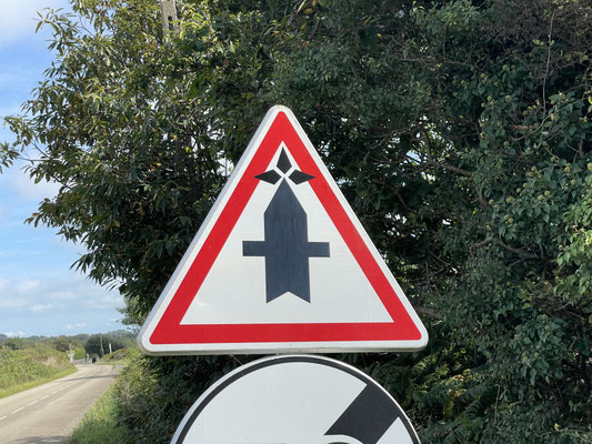 Strassenschilder am Cap Sizun, Clet Abraham, Künstler