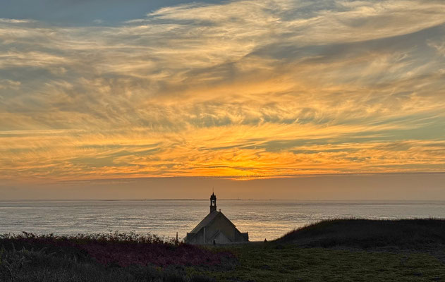 Pointe du Van, Cap Sizun, am Abend, Sonnenuntergang über der Chapelle de Saint They