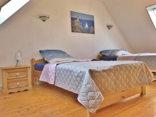 Schlafzimmer mit zwei Einzelbetten und zwei Kleiderschränken, Ferienhaus Ker Armor, Plouhinec