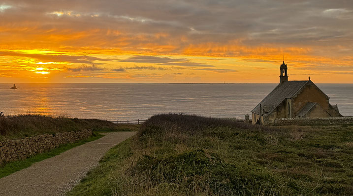 Pointe du Van, Cap Sizun, am Abend, Sonnenuntergang über der Chapelle de Saint They