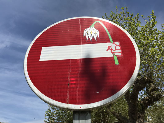 Strassenschilder am Cap Sizun, Clet Abraham, Künstler