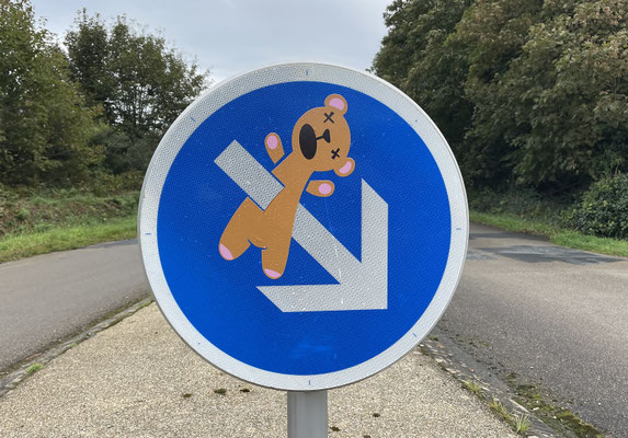 Strassenschilder am Cap Sizun, Clet Abraham, Künstler