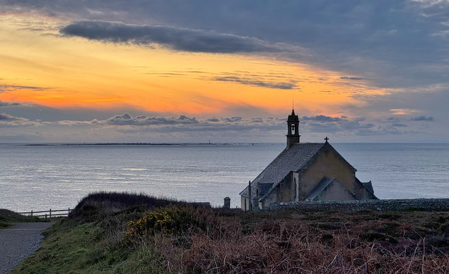 Pointe du Van, Cap Sizun, am Abend, Sonnenuntergang über der Chapelle de Saint They