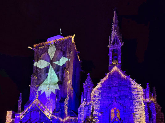 Weihnachtsbeleuchtung und Weihnachtsmarkt in Locronan, Finistère