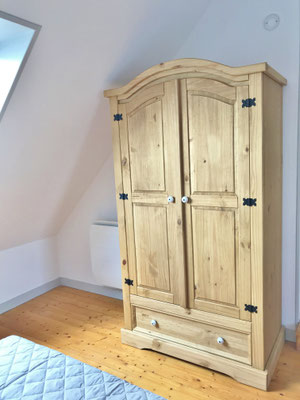 Schlafzimmer mit zwei Einzelbetten und zwei Kleiderschränken, Ferienhaus Ker Armor, Plouhinec
