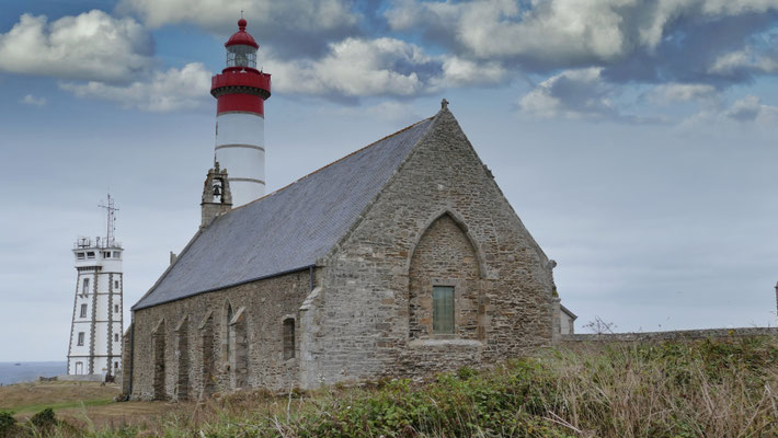 Ruinen der Abtei Saint-Mathieu und der Leuchtturm an der Steilküste am Ende der Welt im Finistère.