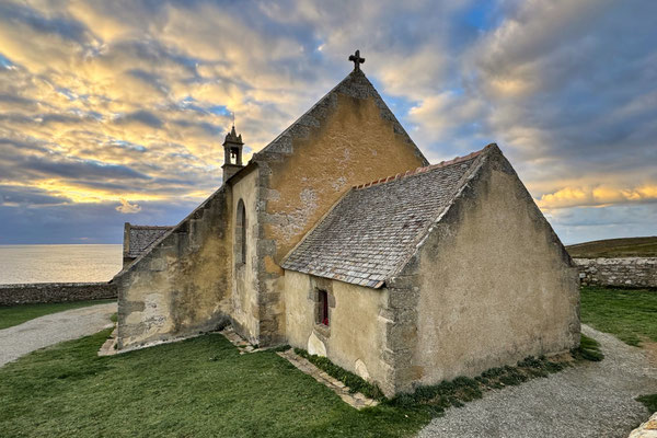 Pointe du Van, Cap Sizun, am Abend, Sonnenuntergang über der Chapelle de Saint They
