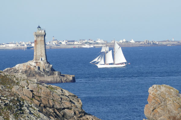 Historische Segler im Raz de Sein vor der Pointe du Raz, im Hintergrund Leuchtturm La Vieille und die Île de Sein
