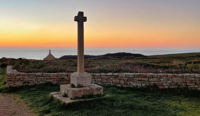 Pointe du Van, Cap Sizun, am Abend, Sonnenuntergang über der Chapelle de Saint They