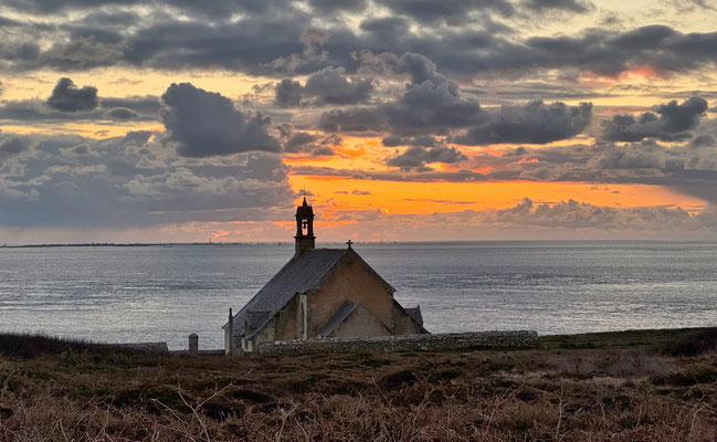 Pointe du Van, Cap Sizun, am Abend, Sonnenuntergang über der Chapelle de Saint They