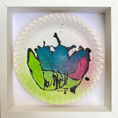 Karin Angerer | transformierter Pappteller (3) | 23 x 23 cm im Objektrahmen 27 x 27 x 6 cm | Acrylic on paper plate (Pappteller) | 2024 | b486
