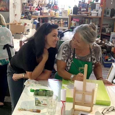 ART. Atelier Karin Angerer: Ein Schluck Kreativität beim After-work-Malkurs. Lass den Alltag hinter dir und genieße die kreative Atmosphäre im Atelier.