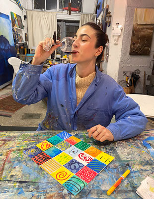 ART. Atelier Karin Angerer: Ein Schluck Kreativität beim After-work-Malkurs. Lass den Alltag hinter dir und genieße die kreative Atmosphäre im Atelier.