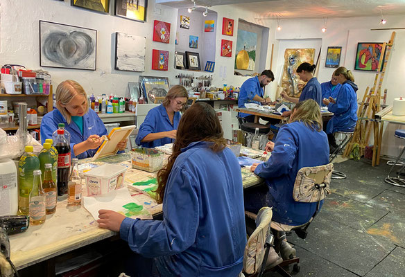 Art. Atelier Karin Angerer | Acryl-Mal-Workshop - Team Building - Farben des Zusammenhalts | Zur Förderung des Teamgeists, Stärkung der Kommunikation und des gemeinsamen kreativen Ausdrucks. 