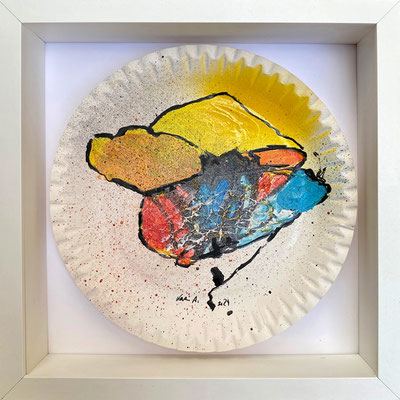 Karin Angerer | transformierter Pappteller (1) | 23 x 23 cm im Objektrahmen 27 x 27 x 6 cm | Acrylic on paper plate (Pappteller) | 2024 | b484
